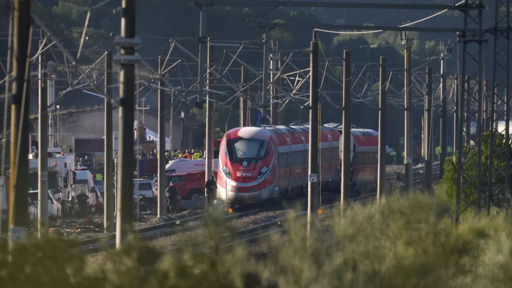 20 January 2026, Spain, Adamuz: Rescue teams work on one of the two high-speed trains involved in an accident that killed several dozen people on the evening of January 18, 2026, when the trains, traveling in opposite directions, derailed near Adamuz in the Andalusian province of C&oacute;rdoba. Photo: Joaquin Corchero/EUROPA PRESS/dpa