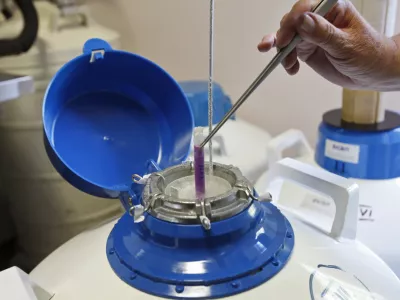 sharnjevanje sperme- spermalna banka - sperma - banka semen - medicinska reprodukcija - ginekologija - Klinični oddelek za reprodukcijo Ginekolo&scaron;ke klinike, Zalo&scaron;ka 2//FOTO: Luka Cjuha