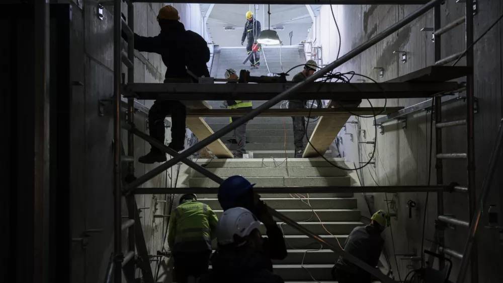 - 20.11.2025 - gradnja nove železni&scaron;ke postaje Ljubljana - gradnja, obnova, gradbi&scaron;če, delovi&scaron;če, delavec, delo, vlak //FOTO: Jaka Gasar