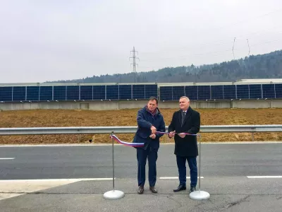 DARS je ob pocivaliscu Smarje Sap zahod danes odprl prvo fotonapetostno elektrarno na protihrupni ograji.Predsednik uprave DARS Andrej Ribic in minister za okolje, podnebje in energijo Bojan Kumer.