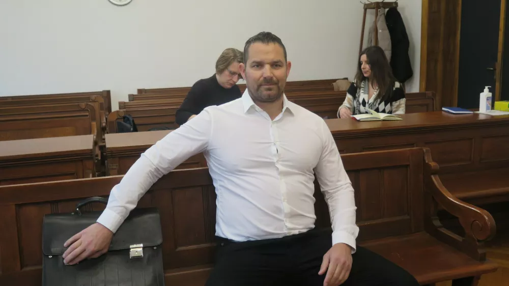 Maribor, Okrozno sodisce.Predobravnavni narok zoper davcnega poznavalca Roka Snezica zaradi obtozb o oskodovanju upnikov.