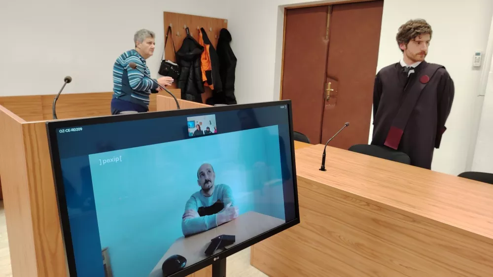 Po sodbi za napad z nožem bo čez en mesec že na prostosti