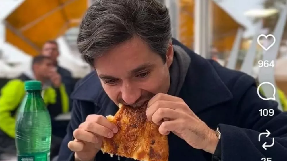  Minister za delo Luka Mesec z burekom in radensko