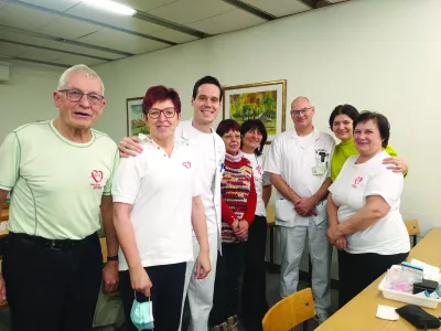 Člani dru&scaron;tva Utrip z zdravni&scaron;ko ekipo. / Foto: Arhiv Dru&scaron;tva