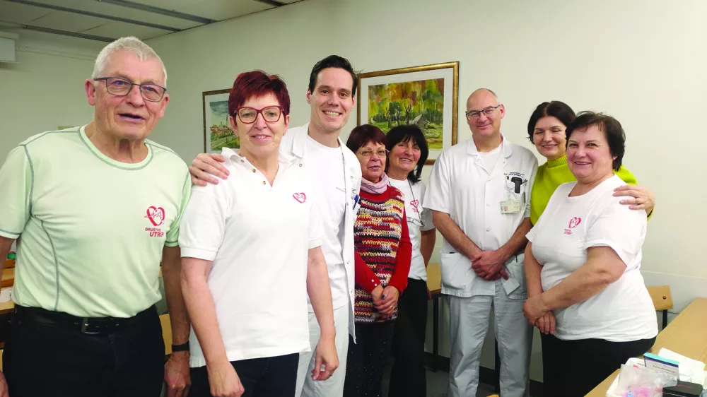 Člani dru&scaron;tva Utrip z zdravni&scaron;ko ekipo. / Foto: Arhiv Dru&scaron;tva