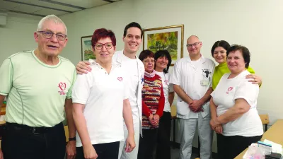 Člani dru&scaron;tva Utrip z zdravni&scaron;ko ekipo. / Foto: Arhiv Dru&scaron;tva