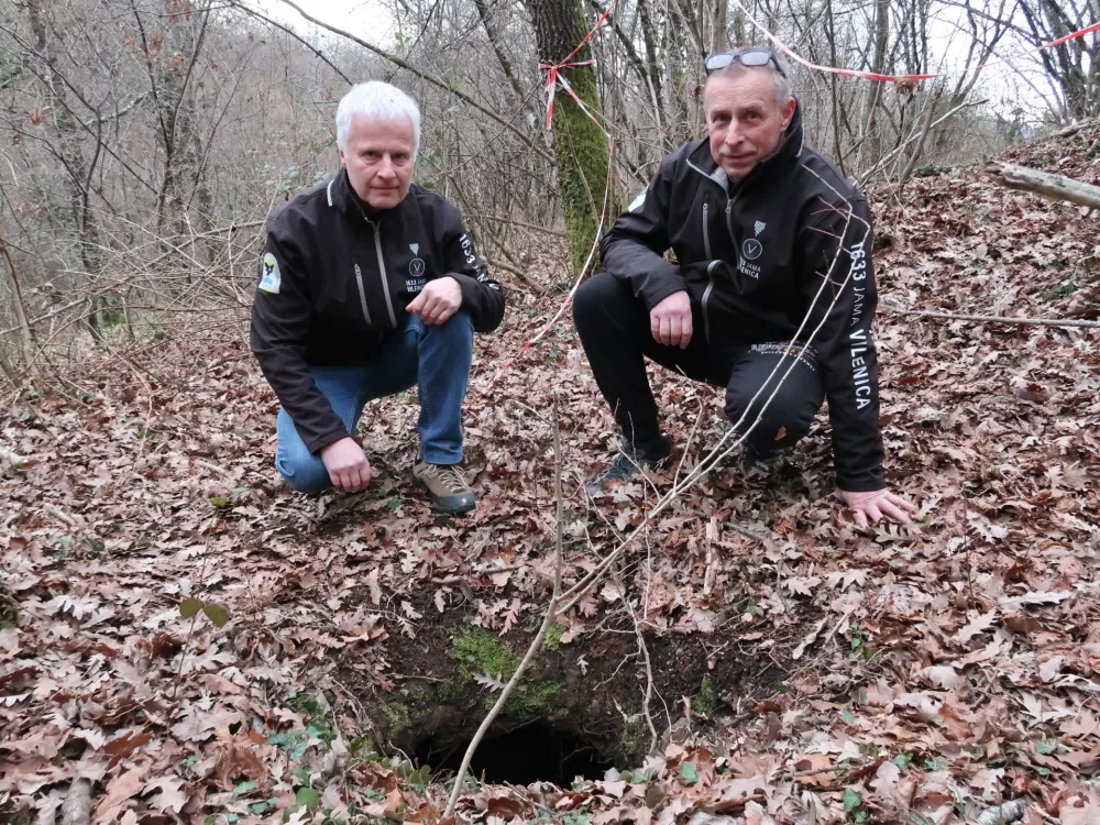 Desno Jamar Andrej Peca, ki je v Pecovi jami v Dolu pri Vogljah odkril 4800 let stara okostja ljudi, jamarstvo, arheologija, zgodovina, prazgodovina, bekrena dobaLevo Jordan Gu&scaron;tin, predsednik Jamarskega dru&scaron;tva Sežana / Foto: Nata&scaron;a Bucik Ozebek