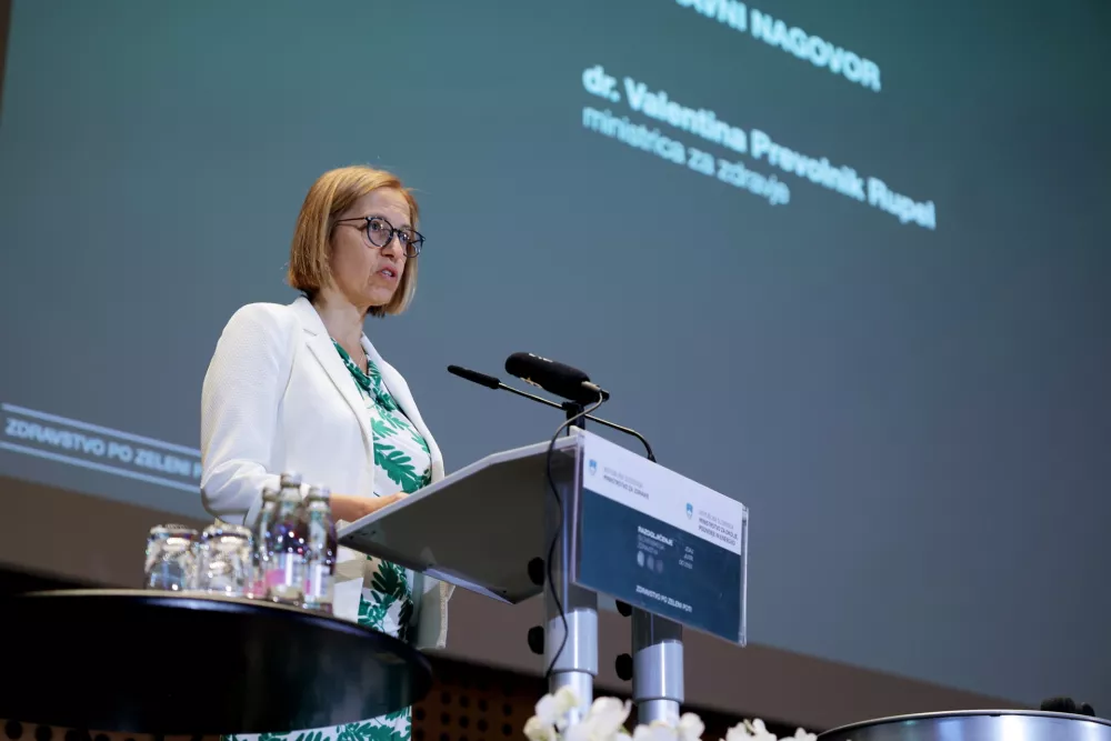 Brdo pri Kranju, Kongresni center Brdo.Prva nacionalna konferenca Zdravstvo po zeleni poti v organizaciji ministrstva za zdravje ter ministrstva za okolje, podnebje in energijo, na kateri so iskali resitve za razogljicenje zdravstvenega sistema ter spoznali domace in tuje primere dobrih praks.Ministrica za zdravje Valentina Prevolnik Rupel. / Foto: Daniel Novakovic/sta