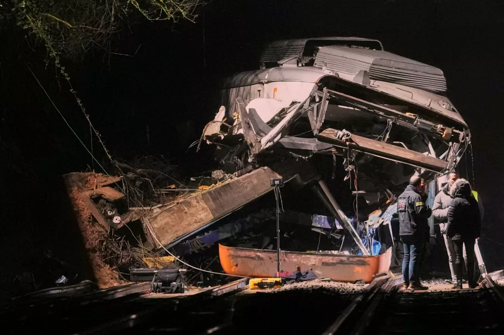 Emergency crews respond after a commuter train derailed when a retaining wall collapsed onto the tracks in Gelida, near Barcelona, Spain, Tuesday, Jan. 20, 2026. (AP Photo/Joan Mateu Parra)
