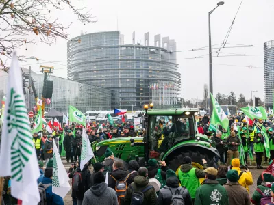 20 January 2026, France, Strasbourg: Farmers protest in front of the European Parliament building in Strasbourg against the EU Mercosur agreement. The French agricultural association FNSEA announced the demonstration, thousands of farmers and around 1,000 tractors are expected to attend. Photo: Philipp von Ditfurth/dpa