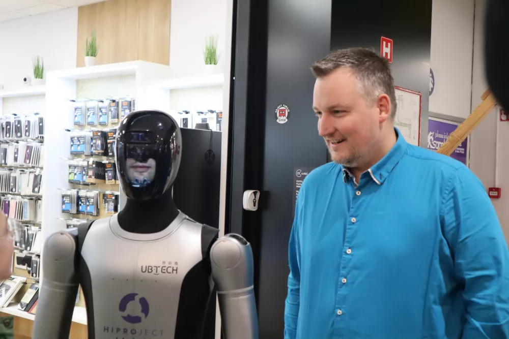 Ptuj, Qcenter.Javna predstavitev humanoidnega robota Maxa. Direktor podjetja Hiproject Urban Pevnik.