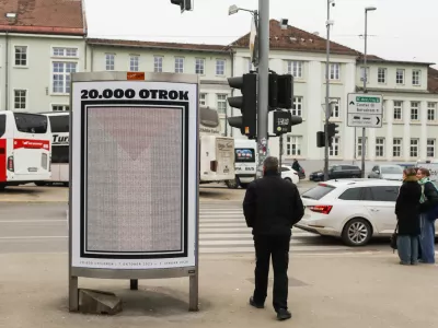  - 21.01.2026. - Reklamni plakat Tam Tam z naslovnico Dnevnikovega Objektiva z vizulnim komentarjem Tomato Ko&scaron;irja na Trgu OF.- Naslovnica Objektiv, Tomato Ko&scaron;ir,//FOTO: Bojan Velikonja