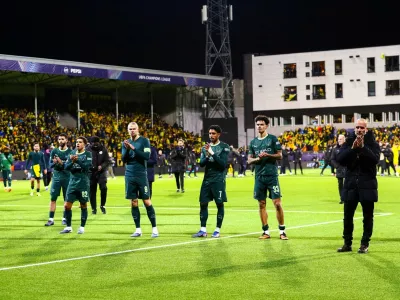 Soccer Football - UEFA Champions League - Bodo/Glimt v Manchester City - Aspmyra Stadion, Bodo, Norway - January 20, 2026 Manchester City's Pep Guardiola and his players applaud fans after the match Fredrik Varfjell/NTB via REUTERS  ATTENTION EDITORS - THIS IMAGE WAS PROVIDED BY A THIRD PARTY. NORWAY OUT. NO COMMERCIAL OR EDITORIAL SALES IN NORWAY.