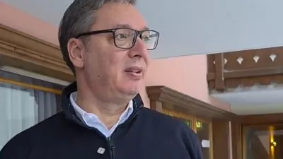 Vučić na terasi, ki je za njegov okus majhna.&nbsp;/ Foto: zajem zaslona X