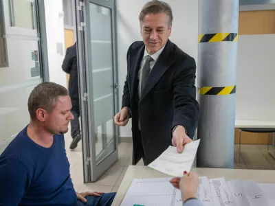 Ljubljana, volisce na Tobacni ulici.Izjava predsednika vlade Roberta Goloba po predcasnem glasovanju na referendumu o prostovoljnem koncanju zivljenja.