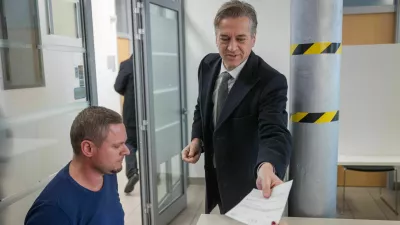 Ljubljana, volisce na Tobacni ulici.Izjava predsednika vlade Roberta Goloba po predcasnem glasovanju na referendumu o prostovoljnem koncanju zivljenja.