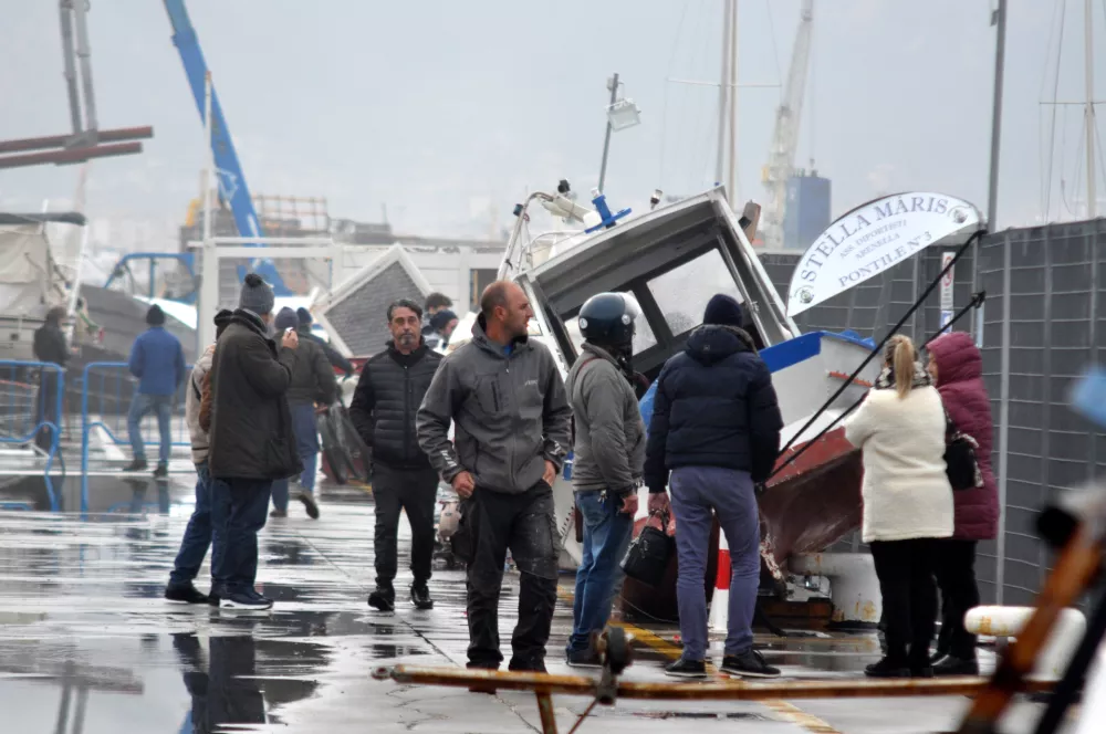 21 January 2026, Italy, Palermo: People inspect the damage from Cyclone Harry in the city. Photo: Alessandro Fucarini/IPA via ZUMA Press/dpa