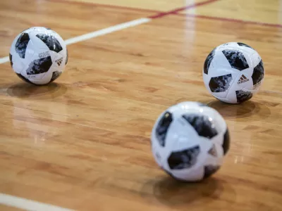 - nogometna žoga -- 08.01.2018 &ndash; Nogometna zveza Slovenije (NZS) &ndash; futsal A reprezentanca &ndash; priprave na evropsko prvenstvo UEFA Futsal EURO 2018 v dvoranskem nogometu &ndash; trening na Kodeljevem //FOTO: Matjaž Ru&scaron;t