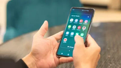 Ta telefon sploh ni tako star, pa komaj kakšno leto po nakupu ne prejema več posodobitev. Se bo to spremenilo? / Foto: Istock