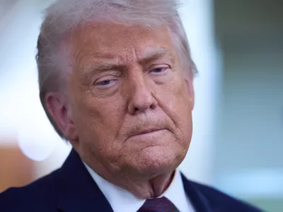 President Donald Trump speaks with reporters aboard Air Force One after leaving the World Economic Forum in Davos for Washington, Thursday, Jan. 22, 2026. (AP Photo/Evan Vucci) / Foto: Evan Vucci