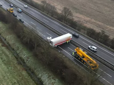 23 January 2026, Lower Saxony, Leer: On the A31 between the Leer interchange and the Leer Nord junction, a truck crashed into the crash barrier in icy conditions. The highway was closed there. Photo: Lars Penning/dpa - ATTENTION: The company logo on the vehicle has been pixelated for legal reasons,Image: 1068563742, License: Rights-managed, Restrictions: GERMANY OUT, Model Release: no