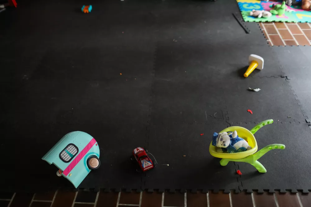 Kam z več kot za &scaron;est razredov odvzetih otrok?