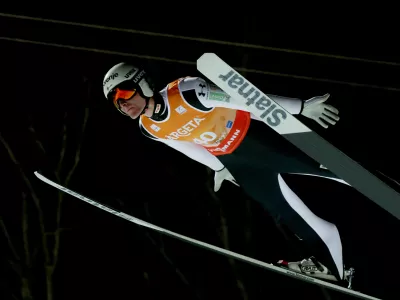 Domen Prevc na pol poti do nove kljukice