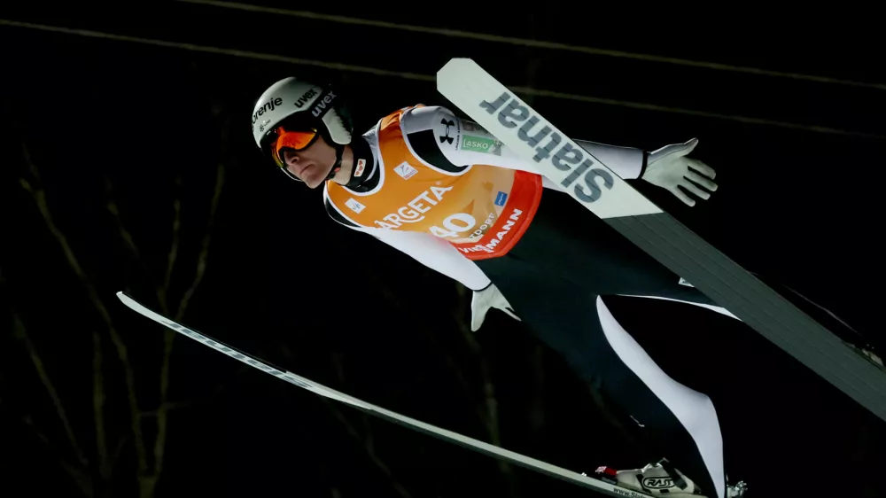 Domen Prevc na pol poti do nove kljukice