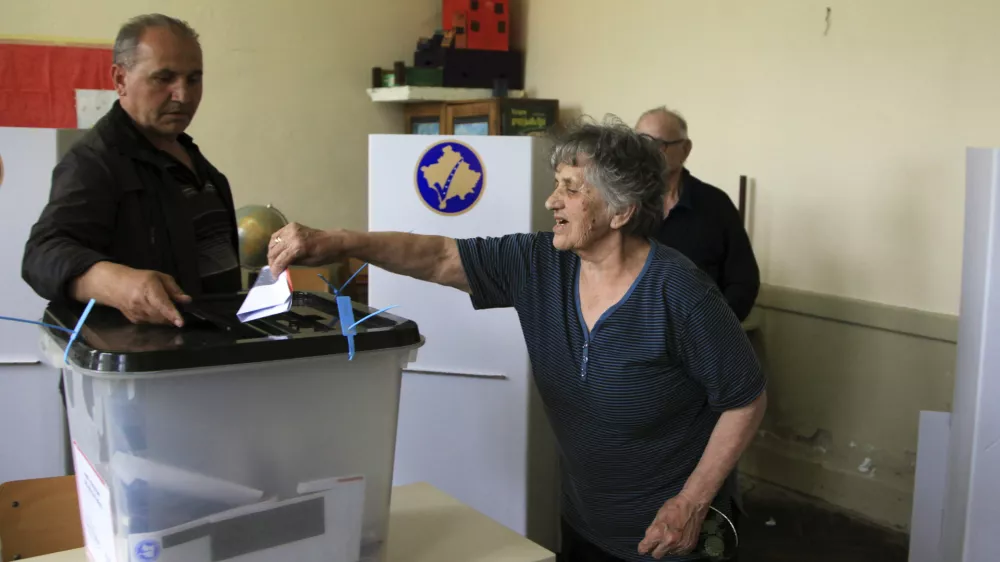 A Kosovo Serb casts her ballot at a polling centre in the village of Gracanica, close to capital Pristina June 8, 2014. Kosovo voted in an election on Sunday marked by voter frustration over poverty and corruption six years after seceding from Serbia, testing ex-guerrilla Hashim Thaci's bid for a third term as prime minister. REUTERS/Hazir Reka (KOSOVO - Tags: POLITICS ELECTIONS)
