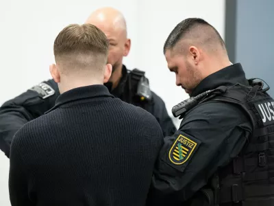 23 January 2026, Saxony, Dresden: A defendant in the trial against a total of eight alleged militant neo-Nazis arrives at the Higher Regional Court. Photo: Sebastian Kahnert/dpa