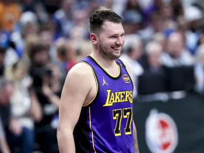 Dončić aprila lani na tekmi v nekdaj domači dvorani v Dallasu. / Foto: Kevin Jairaj