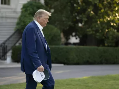 HANDOUT - 24 June 2025, US, Washington: US President Donald Trump boards Marine One on the South Lawn of the White House, en route to Joint Base Andrews for his trip to The Hague for the 2025 NATO Summit. Photo: Molly Riley/White House/dpa - ATTENTION: editorial use only and only if the credit mentioned above is referenced in full