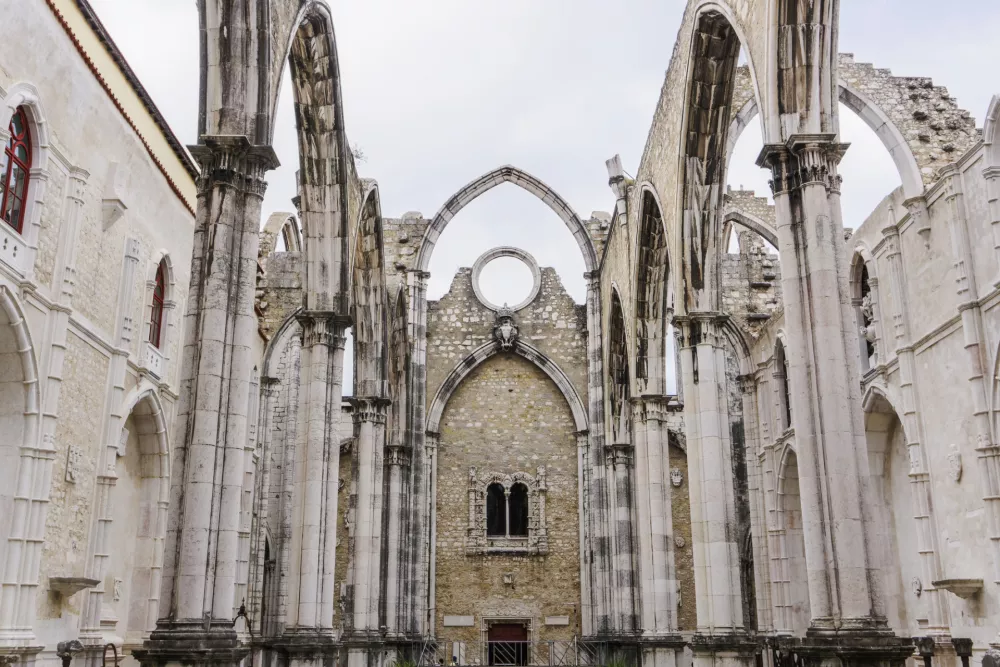Sloviti lisbonski Convento da Ordem do Carmo je bil po&scaron;kodovan. Danes je opomin na davno katastrofo. / Foto: Istock