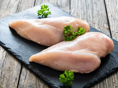 Preden meso pripravimo do konca, ga potopimo v slano vodo. / Foto: Istock