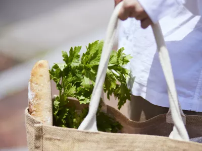 Analize različnih ustanov in javnozdravstvenih ustanov so na neoprani tkanini ali mreži vrečke zasledile&nbsp;bakterije. / Foto:&nbsp;Getty Images