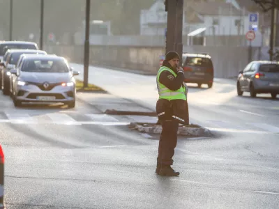 - Policija, Prometna konica v Ljubljani,- 18.12.2025. - Policist ureja promet v križi&scaron;ču Bleiweisove, Gosposvetske, Tivolske in Celov&scaron;ke ceste.//FOTO: Bojan Velikonja
