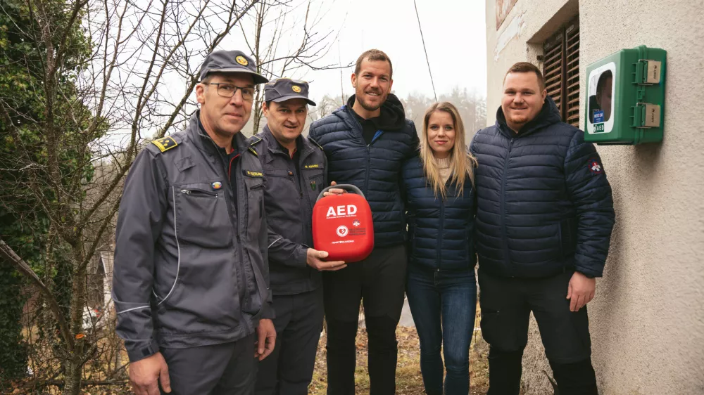 dru&scaron;tvo prvih posredovalcev je AED napravo med prvimi predal PGD &Scaron;krlovica. Foto: Rok Valenčič