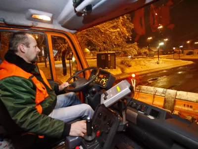 delavec KPL - voznik - - zimska služba KPL - Komunalno podjetjje Ljubljana - pluženje - sneg - zima 2013//FOTO: Tomaž Skale