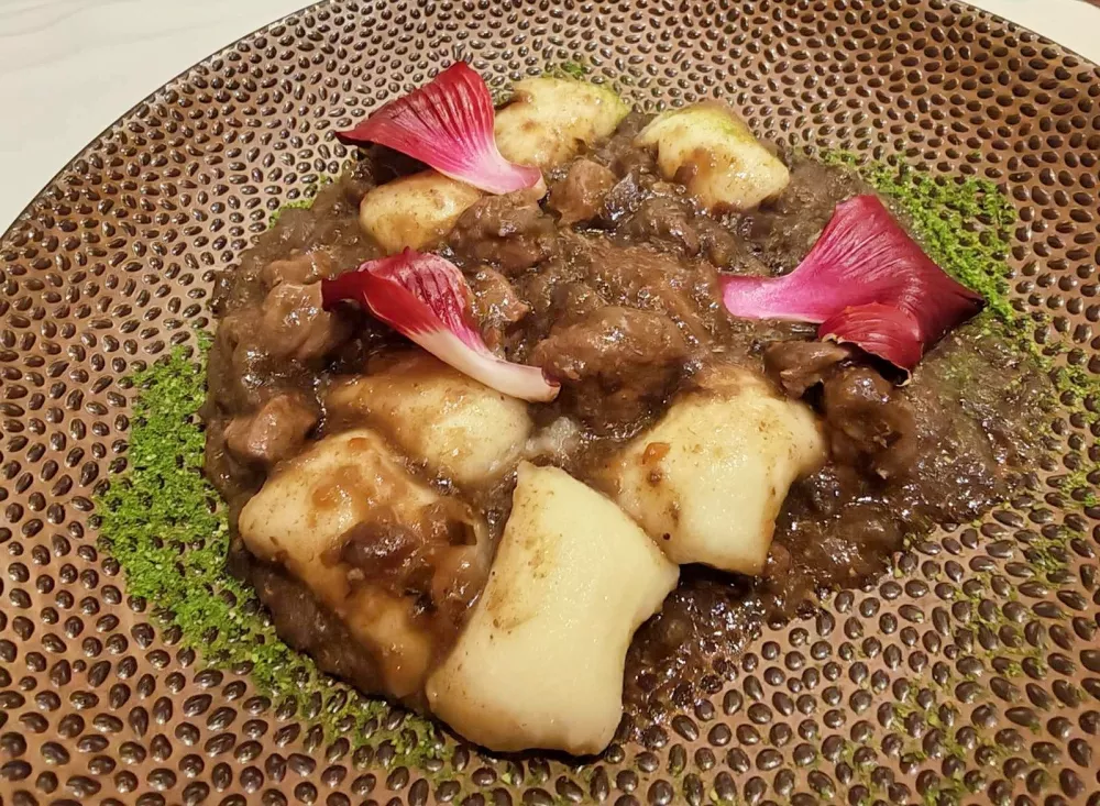 Polnjeni njoki z divjačinskim ragujem in radičem, Gostilna pri hrastu