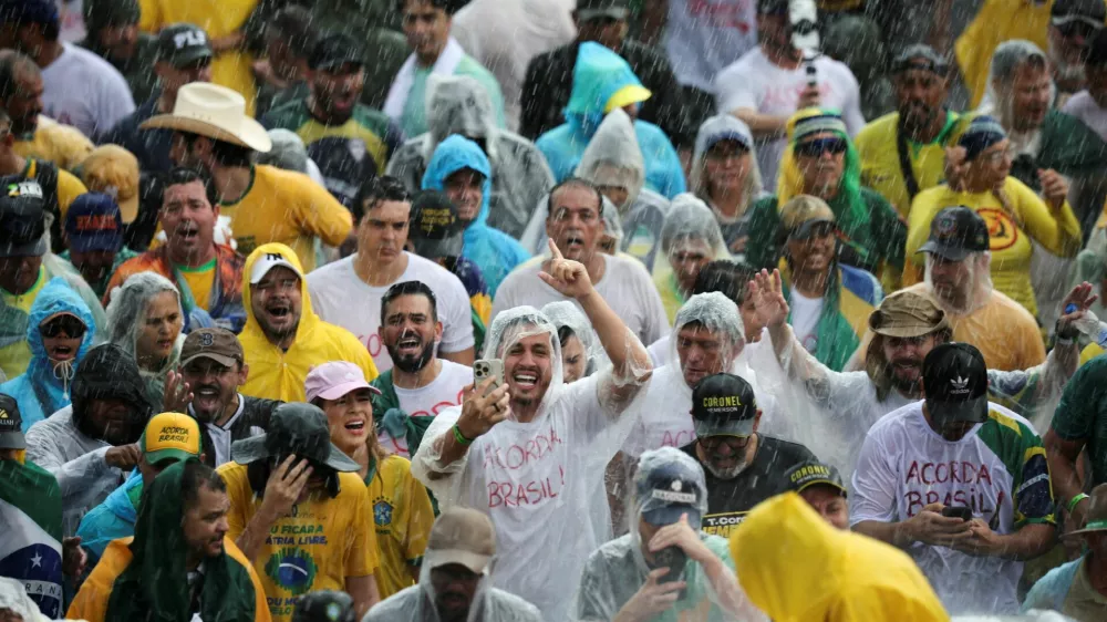 Supporters of former Brazilian President Jair Bolsonaro take part in a march entitled "Walk for Freedom and Justice," led by opposition congressman Nikolas Ferreira, as they arrive in Brasilia after a 240-km walk from Paracatu to protest in support of Bolsonaro, who is serving a 27-year sentence for plotting a coup, in Brasilia, Brazil, January 25, 2026. REUTERS/Mateus Bonomi   TPX IMAGES OF THE DAY