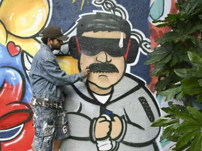 06 January 2026, US, MiamiMural artist from Venezuela, Pedro Martin, paints a mural depicting Venezuelan President Nicolas Maduro as captured is seen in the Wynwood Arts District in Miami, Florida. PhotoMichele Eve Sandberg/ZUMA Press Wire/dpa / Foto: 