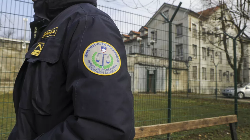 Pravosodni policist uspe&scaron;en s tožbo zaradi padca po stopnicah