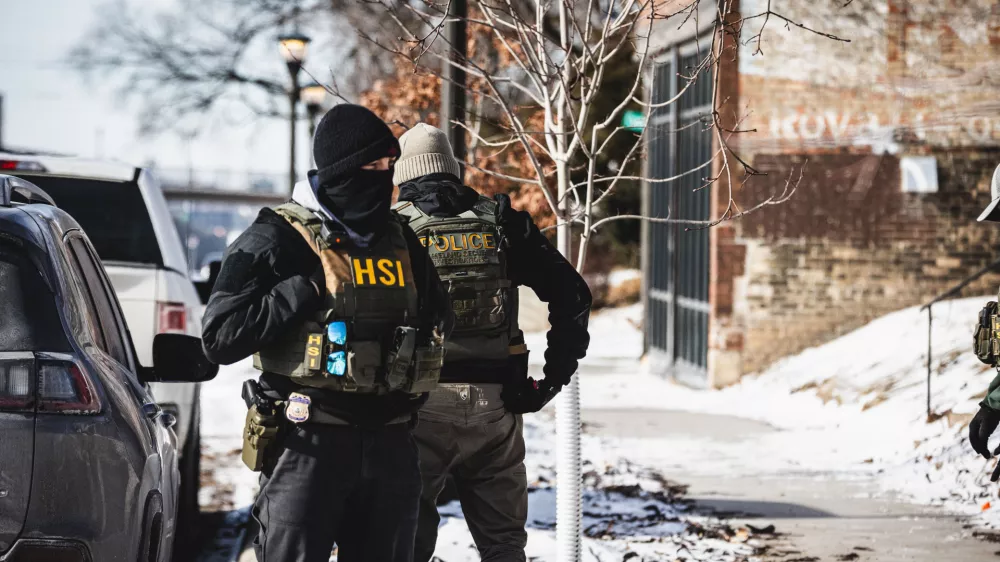26 January 2026, US, St. PaulImmigration and Customs Enforcement (ICE)agents knock on doors as part of the Operation Metro Surge immigration crackdown in St. Paul, Minnesota. PhotoDave Decker/ZUMA Press Wire/dpa