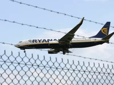 A Ryanair aircraft comes into land at East Midlands Airport, central England July 28, 2008. Irish airline Ryanair warned on Monday it may make its first loss since 1989 because it will respond to high fuel costs and the threat of recession by cutting fares. REUTERS/Darren Staples  (BRITAIN)
