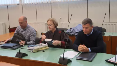 Celje, celjsko okrozno sodisce.Nadaljevanje sojenja v zadevi Tes 6.Nekdanji vodja bloka 6 Bojan Bresar, njegova zagovornica Branka Zobec Hrastar in nekdanji direktor Tesa Uros Rotnik.