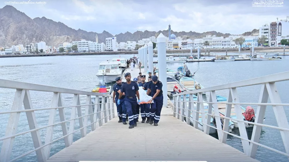 Rescue members carry a body following the report of French tourists being killed when a boat capsized off the coast of Oman, according to the Omani police, in Muttrah, Oman, in this handout image relased on January 27, 2026. Civil Defence and Ambulance Authority - Sultanate of Oman/Handout via REUTERS  THIS IMAGE HAS BEEN SUPPLIED BY A THIRD PARTY. MANDATORY CREDIT. DO NOT OBSCURE LOGO.