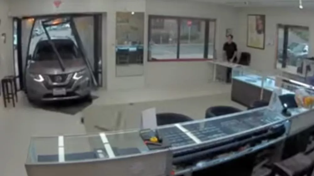 Trenutek, ko so s terencem prebili vrata.