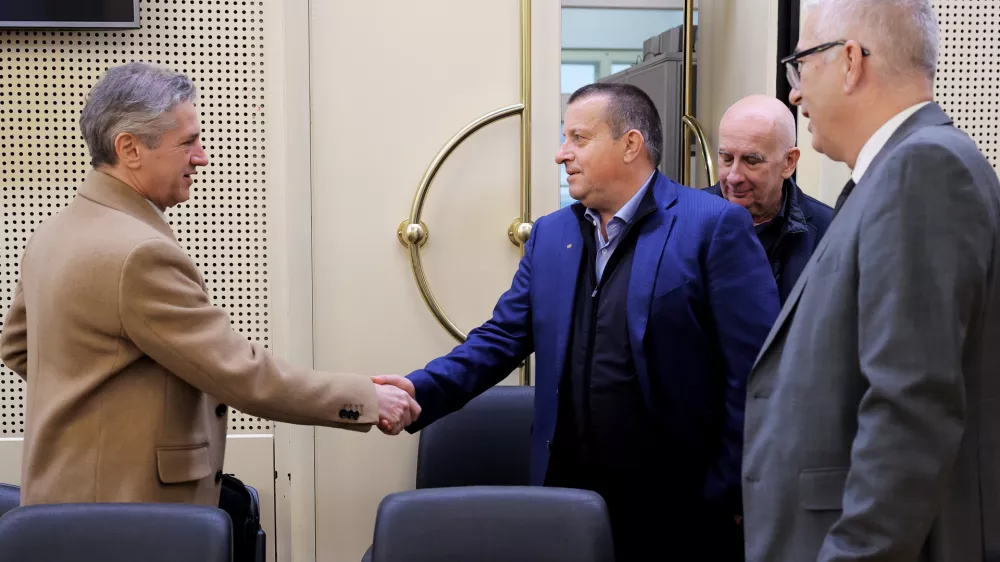 Ljubljana, vlada.Srecanje predsednika vlade s predstavniki gospodarskih zdruzenj in organizacij.Predsednik vlade Robert Golob in predsednik SBC Joc Pececnik.