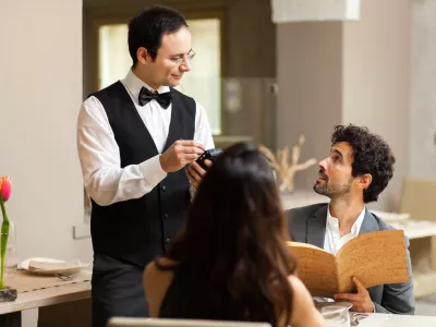 Kaj boste naročili? / Foto: Istock