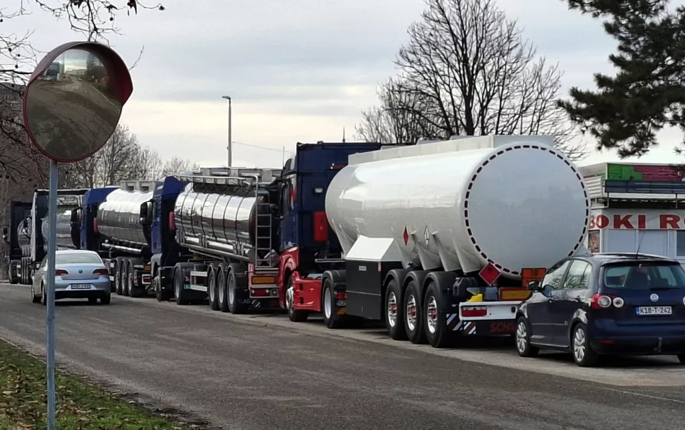 26.01.2026., ​Bosanski Brod - Iz vise smjerova​ u blizini granicnog prijelaza prijevoznici kamion​ima zapoceli blok​adu teretn​og promet​a izmedju BiH i Hrvatske​. Photo: Ivica Galovic/PIXSELL